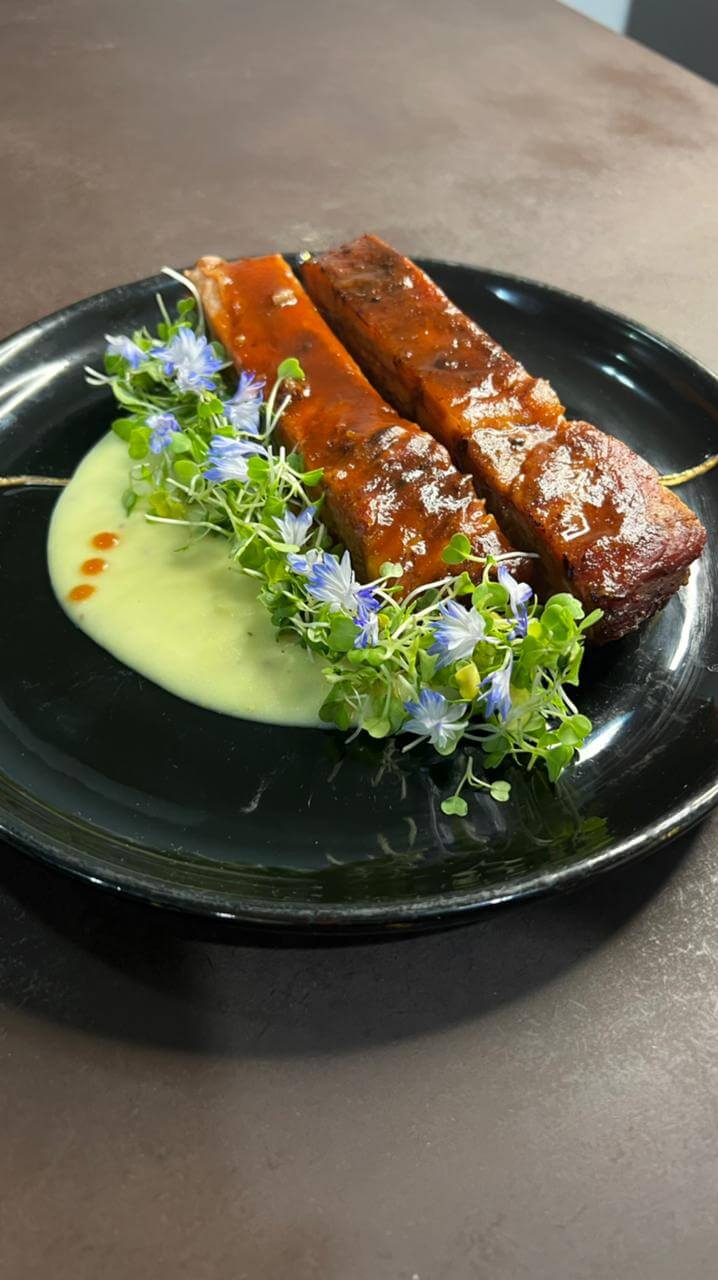 TUÉTANO DE RES A LA PARRILLA CON CHIMICHURRI DE LULO Y CERVEZA CLUB COLOMBIA DOBLE MALTA Y SUERO COSTEÑO